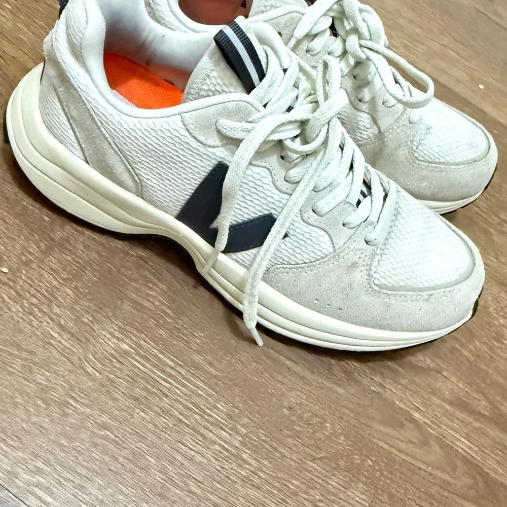 Veja Venturi II Hexamesh Women's Cream Suede Sneaker Size 9Lace-Up